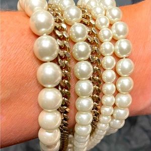 Costume jewelry, pearl bracelet with gold chain detail